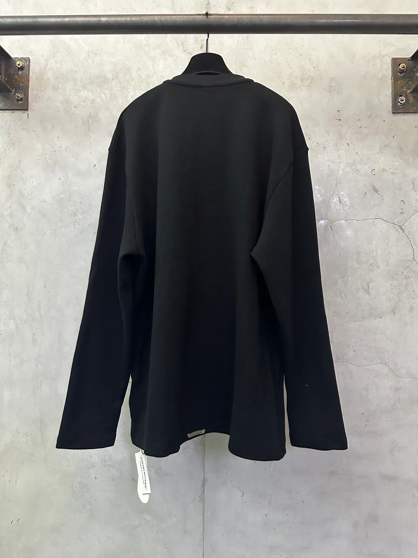 P390 Chrome Hearts patchwork leather Henry collar waffle long-sleeved T. Fabric: Made of 350g cotton waffle double-layer material. Differentiating low weight, cutting corners and non-pure cotton market products), a lot of effort has been put into the fabric, hardware and craftsmanship. The top quality in the market and industry benchmark are only owned by a few people. The overall wiring is straight and delicate, the fabric is comfortable and soft, and the color is consistent without color difference. Customized hardware, thread, accessories, plate alignment, same style for men and women -Color: black gray -Size: S M L